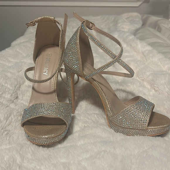 Gorgeous elegant shiny heels - Picture 3 of 4